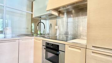 Refrigerador, microondas, horno y parrilla de estufa