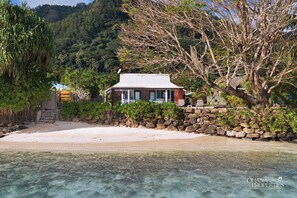 Exterior - Fare Nalu - 2BR Beach Bungalow (Haapiti)
