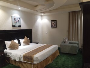 Apartamento standard, vista para a cidade | Cortinas blackout, quartos à prova de som, ferros/tábuas de passar roupa