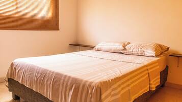 4 bedrooms, iron/ironing board, free WiFi, bed sheets