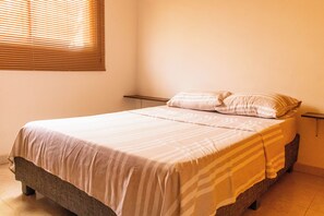 4 bedrooms, iron/ironing board, free WiFi, bed sheets