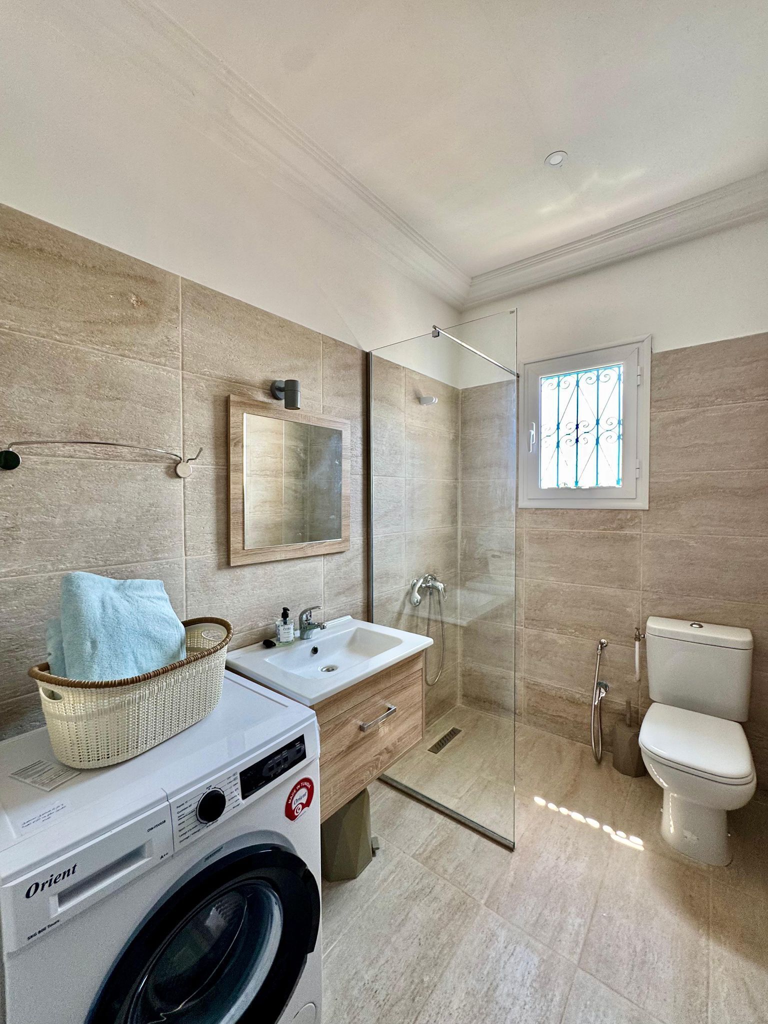Douche, serviettes fournies, savon, papier toilette