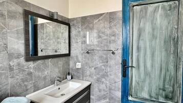 Shower, towels, soap, toilet paper