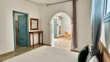 3 bedrooms, iron/ironing board, internet, bed sheets