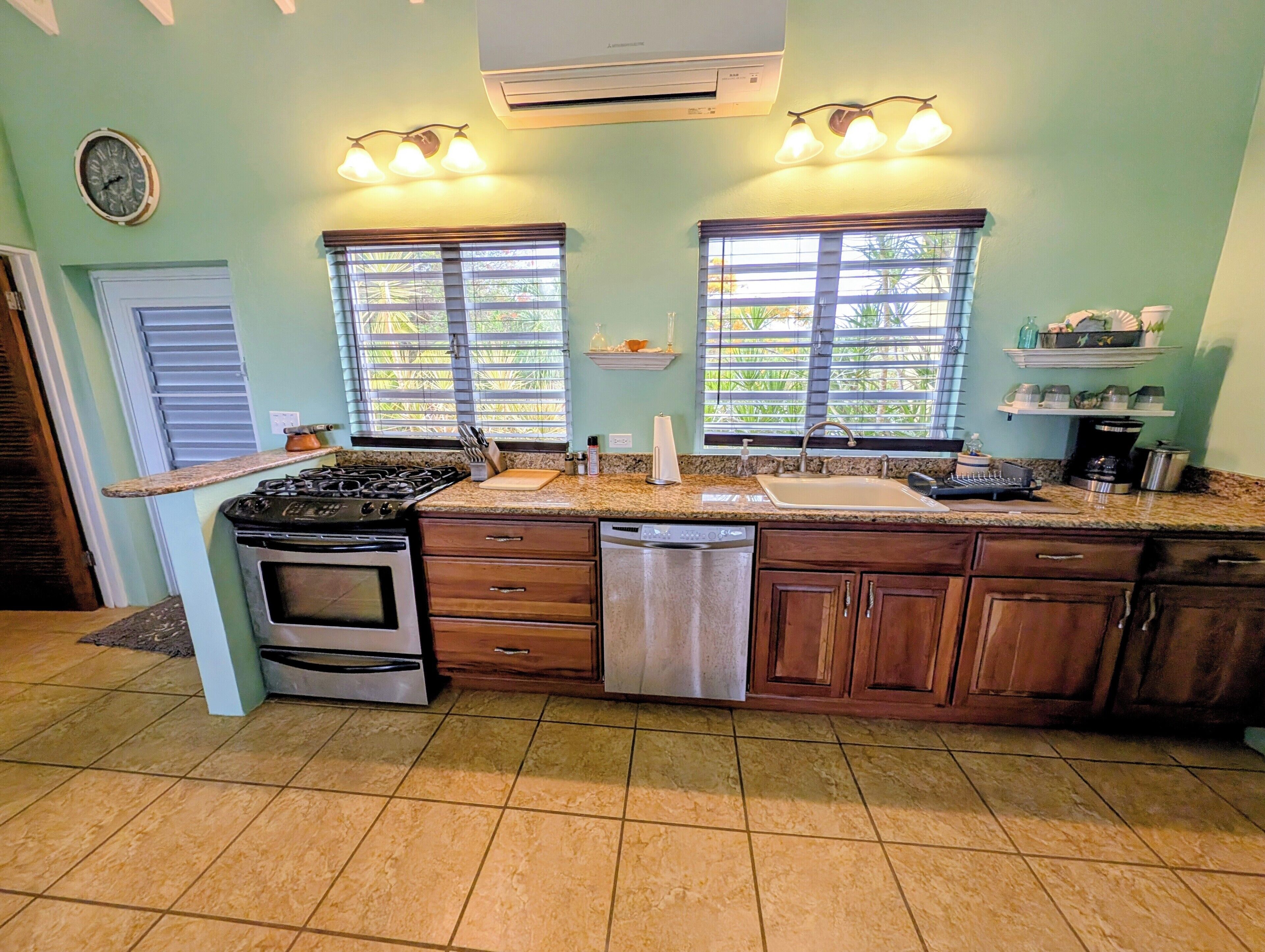 ميكروويف، فرن، موقد طهي مسطح، غسالة أطباق