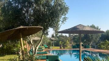 Comfort-Dreibettzimmer, Poolblick | Blick auf den Garten