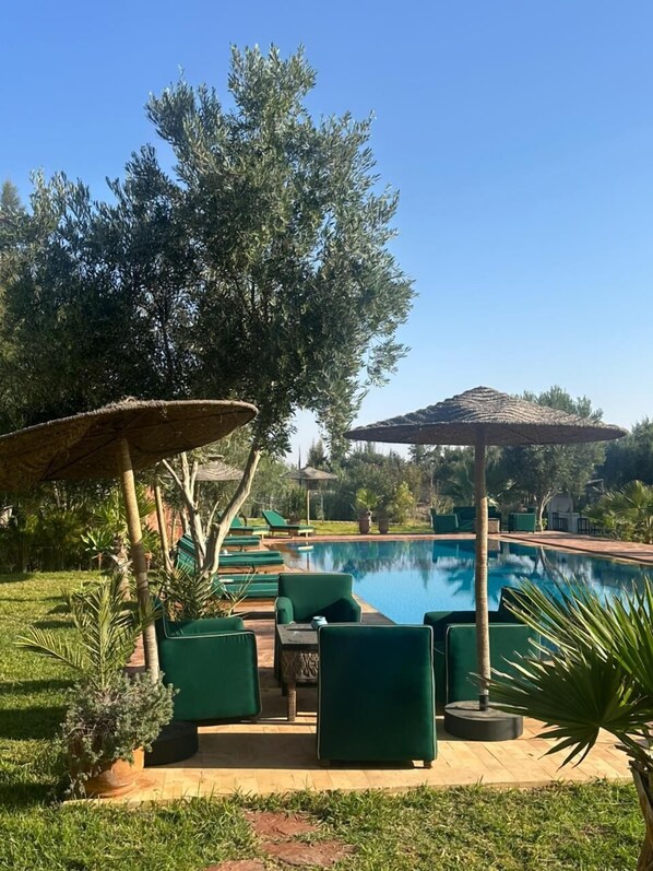 Habitación triple Confort, vista a la alberca | Vista al jardín