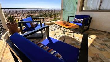 Deluxe-Vierbettzimmer, Bergblick | Terrasse/Patio