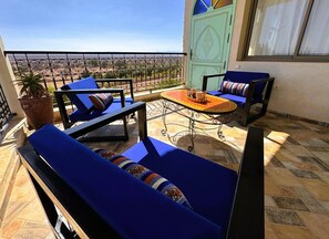 Habitación cuádruple Deluxe, vista a la montaña | Terraza o patio