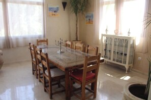 Free daily full breakfast