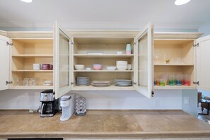 Fridge, microwave, oven, stovetop - Intracoastal Escape at Channel Marker 16 (St. Augustine)