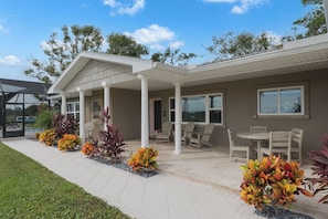 Outdoor dining - Intracoastal Escape at Channel Marker 16 (St. Augustine)
