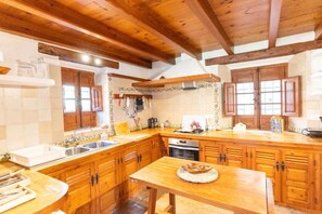 Microwave, oven, stovetop, dishwasher - Finca Santa Teresa, Casa Grande (AN)