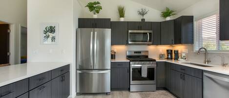 Réfrigérateur, four à micro-ondes, un four, surface de cuisson