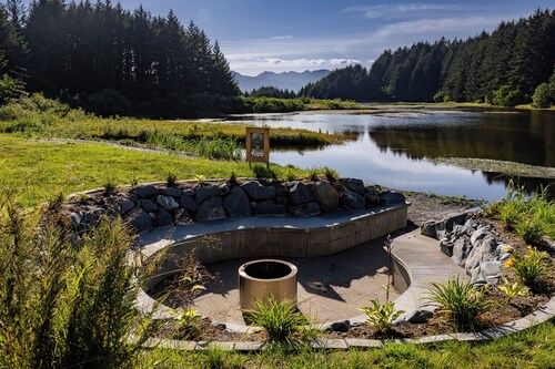The Den Cottage: Private Cottage in Kodiak at Friends by the Ocean