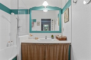Shower, free toiletries, hair dryer, towels