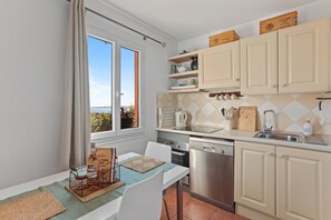 Four à micro-ondes, un four, surface de cuisson, lave-vaisselle