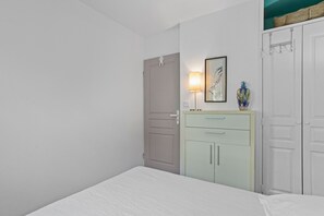 1 bedroom, desk, iron/ironing board, WiFi