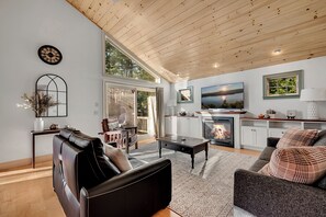 Smart TV, fireplace, books - Spacious 3BR Home Near Lake & Mountain - Sleeps 9 - Sunapee Retreat (Newbury)