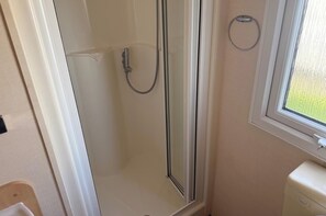 Shower - 2 Bedroom Chalet Sleeps 6 -free Parking -Tv -wifi (Skegness)