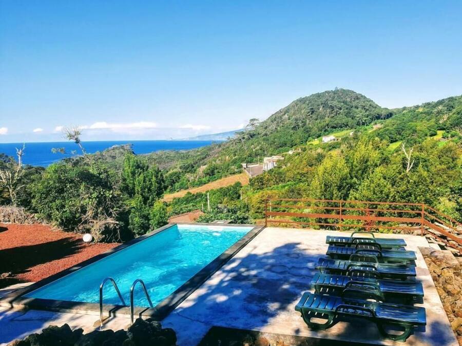 Una piscina al aire libre, tumbonas