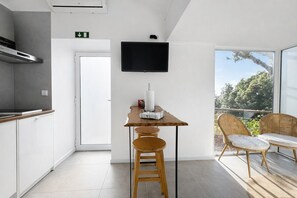 Standard Villa, 1 Bedroom, Hot Tub, Poolside | Private kitchen | Fridge, microwave, oven, stovetop - Aldeia dos Caldeirões (Madalena)