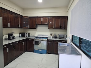 Microondas, horno, placa de cocina