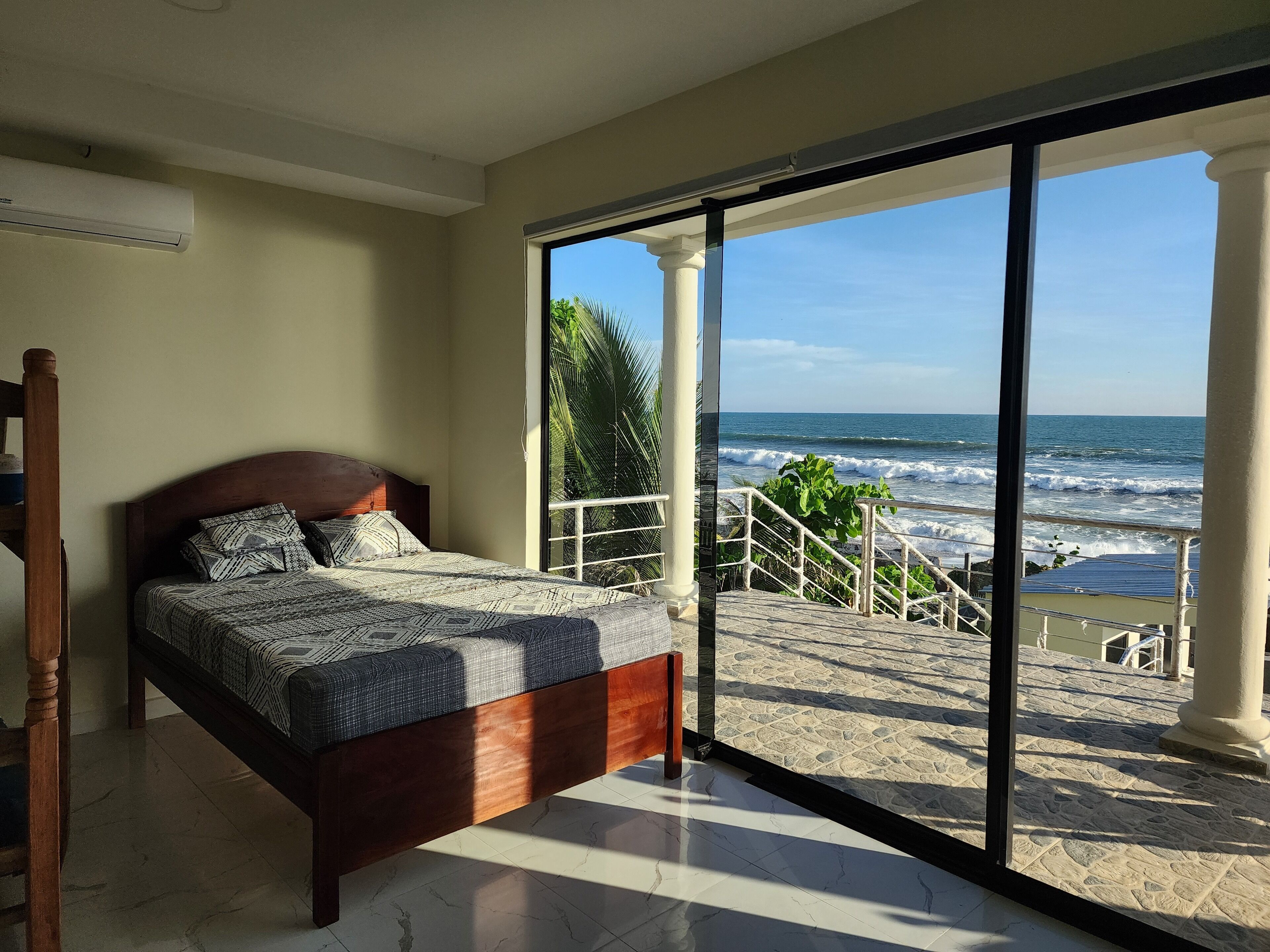 6 bedrooms, iron/ironing board, internet