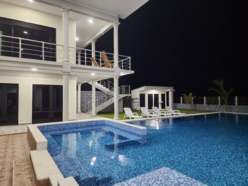 Tranquil 6-bedroom house with AC,open bar and pool in Playa El Pimental