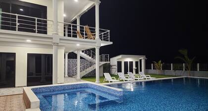 Tranquil 6-bedroom house with AC,open bar and pool in Playa El Pimental
