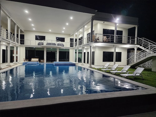 Tranquil 6-bedroom house with AC,open bar and pool in Playa El Pimental