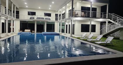Tranquil 6-bedroom house with AC,open bar and pool in Playa El Pimental