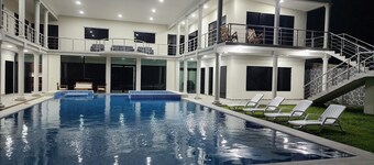 Tranquil 6-bedroom house with AC,open bar and pool in Playa El Pimental