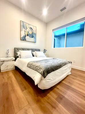 2 bedrooms, WiFi, bed sheets - New Construction - Modern 2BR + 1Bath! (Los Angeles)