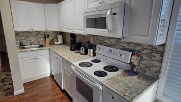 Parrilla de estufa y utensilios de cocina