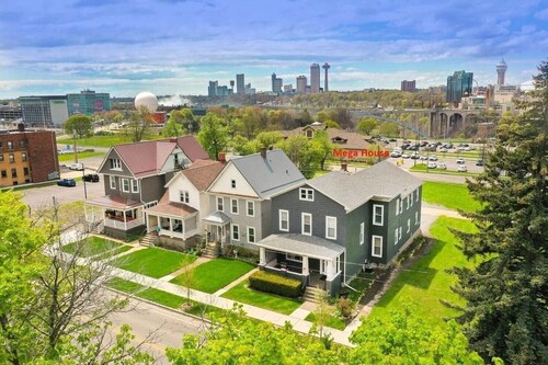 Perfect for Groups | 11BR Sleeps 26 by Falls & Fun