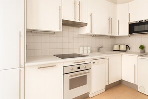 Kühlschrank, Mikrowelle, Ofen, Geschirrspüler