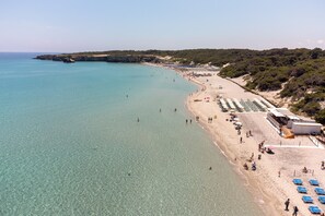 A beach with clear water, umbrellas, and beach chairs. - Studio 'Dell'Angelo' with Wi-Fi (Muro Leccese)