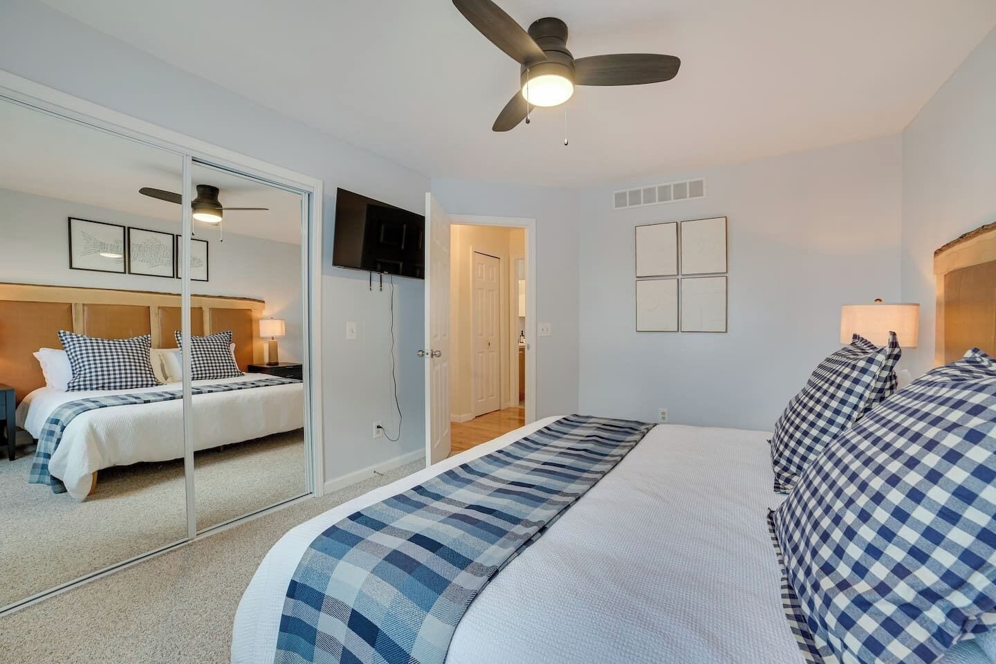 4 habitaciones, tabla de planchar con plancha y cuna de viaje 