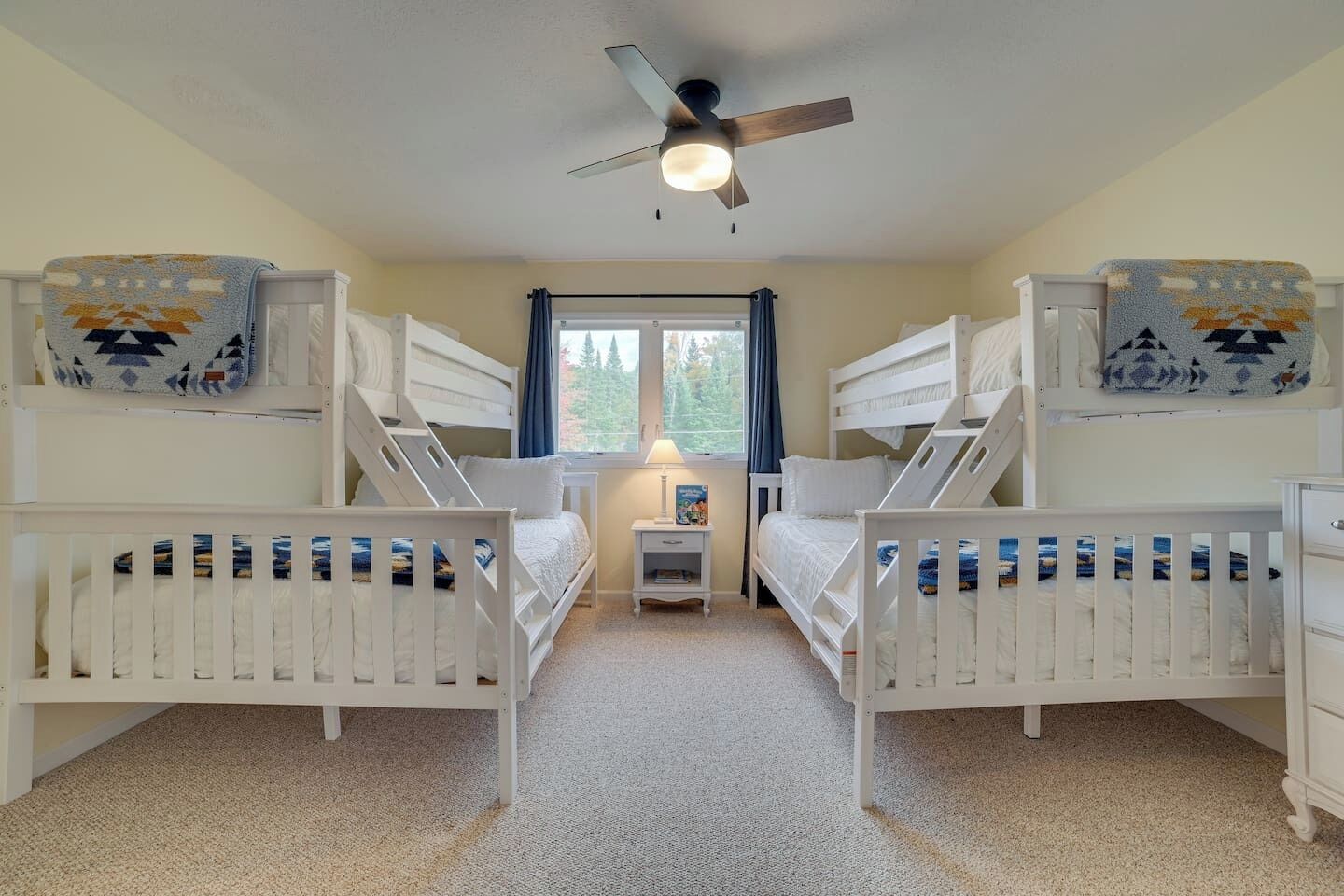 4 chambres, fer et planche à repasser, lit de bébé portatif