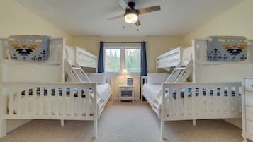 4 chambres, fer et planche à repasser, lit de bébé portatif