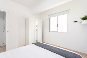 2 habitaciones, tabla de planchar con plancha, wifi y ropa de cama 