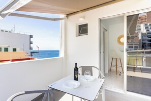 Outdoor dining - Home2Book Sunlit Coastal Escape, Puerto Santiago (Puerto Santiago)
