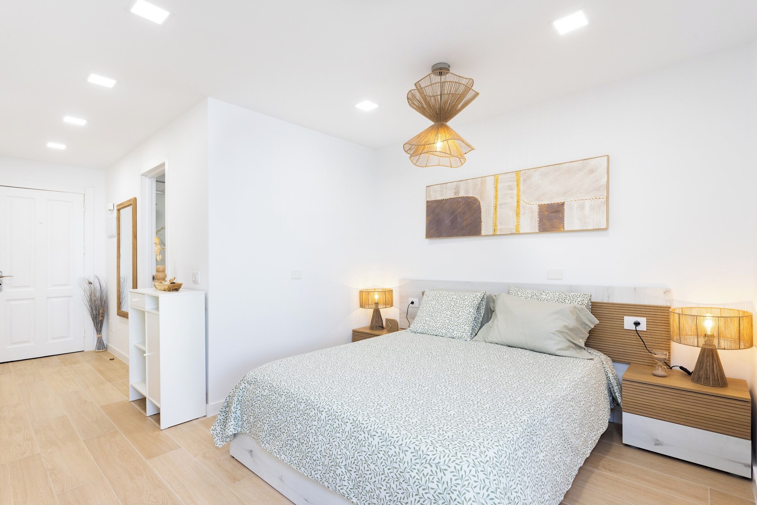 Tabla de planchar con plancha, wifi, ropa de cama