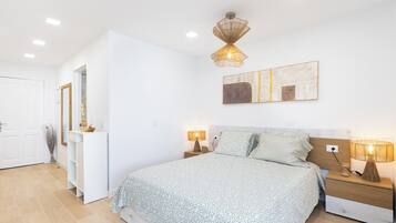 Tabla de planchar con plancha, wifi, ropa de cama