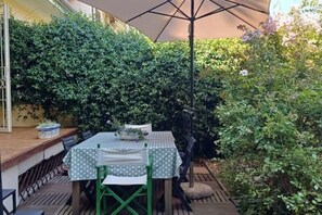 Outdoor dining - House in the green in Pietrasanta (Pietrasanta)