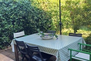 Outdoor dining - House in the green in Pietrasanta (Pietrasanta)