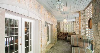 35 Acre Villa w/ Pool, Spa, Wine Cellar & Gym + Near Golf Club La Pearla Ranch by Avantstay