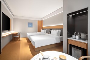 A modern hotel room with a large bed, a desk, and a small kitchenette. - Ji Hotel Guangzhou Sanyuanli Medicine University (Guangzhou)