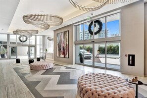 Lobby - ★★★★★ Luxury Ocean View Retreat with Stunning Views, Pool and Steps to the Beach (Hollywood)
